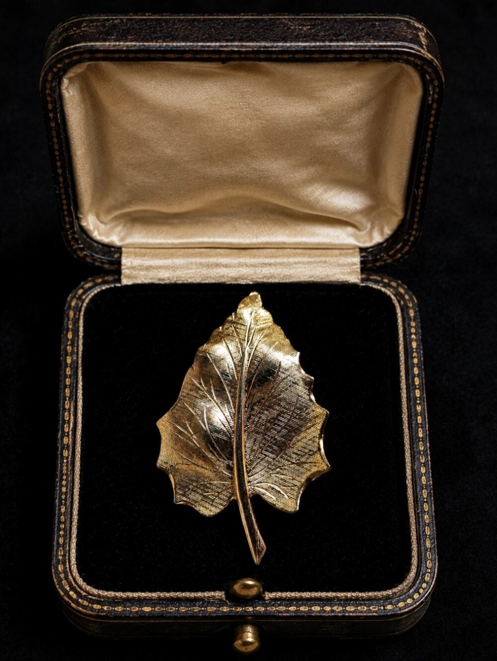 Gold Tone Vintage Texturized Leaf Foilage Gardening Botanical Unisex Brooch